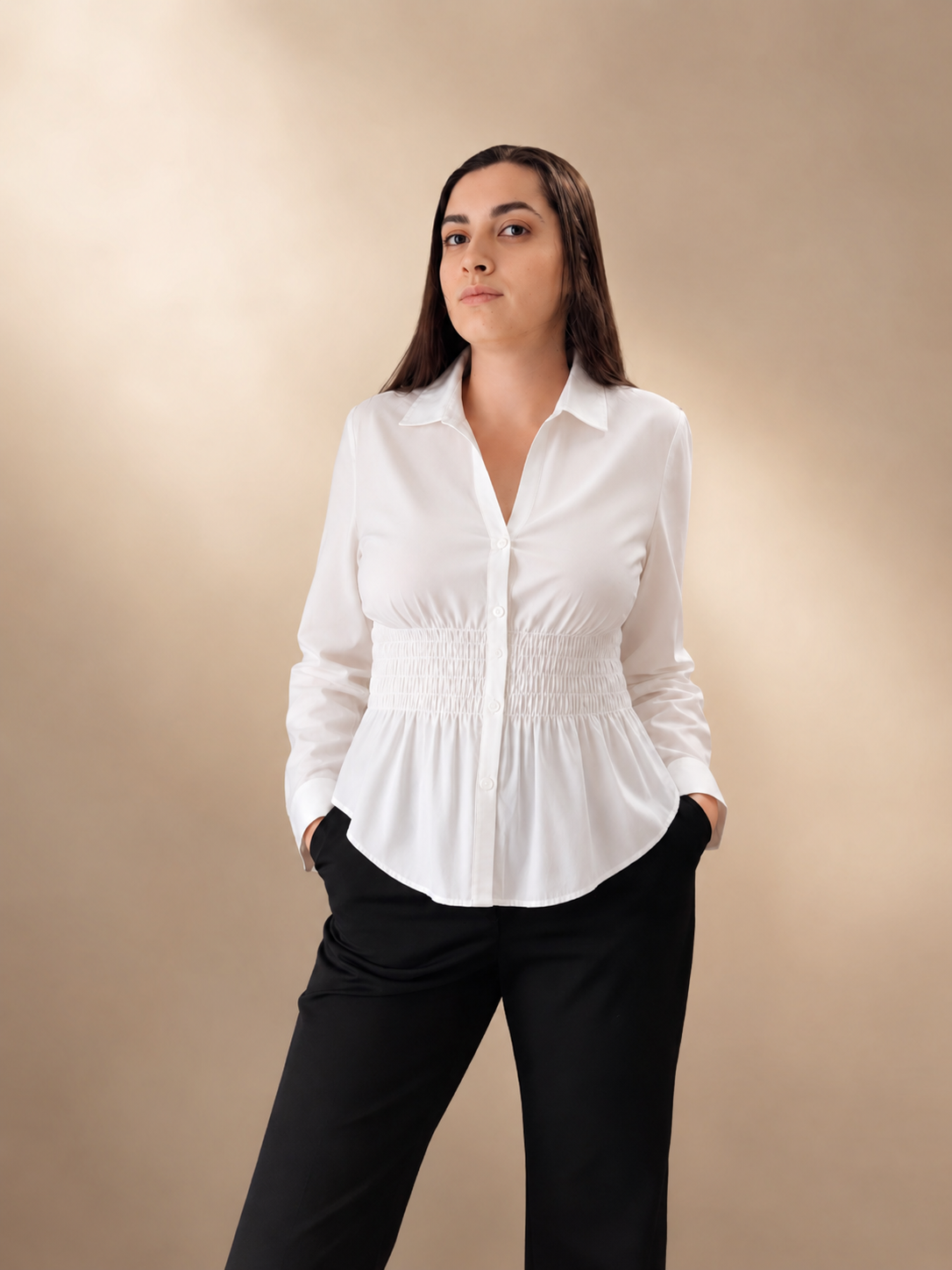 Andreea într-un portret profesional cu cămașă albă