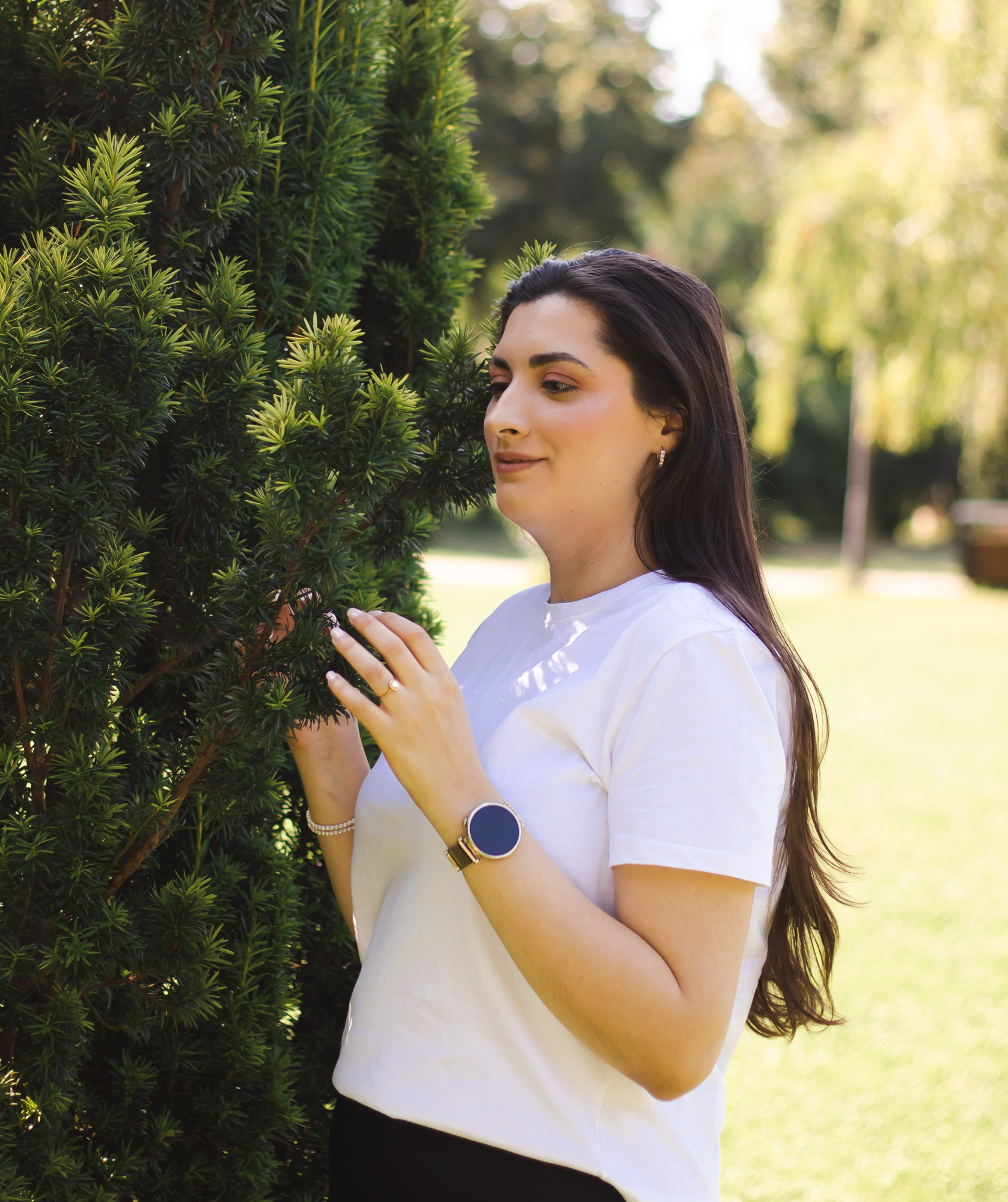 Andreea într-un portret profesional cu cămașă albă
